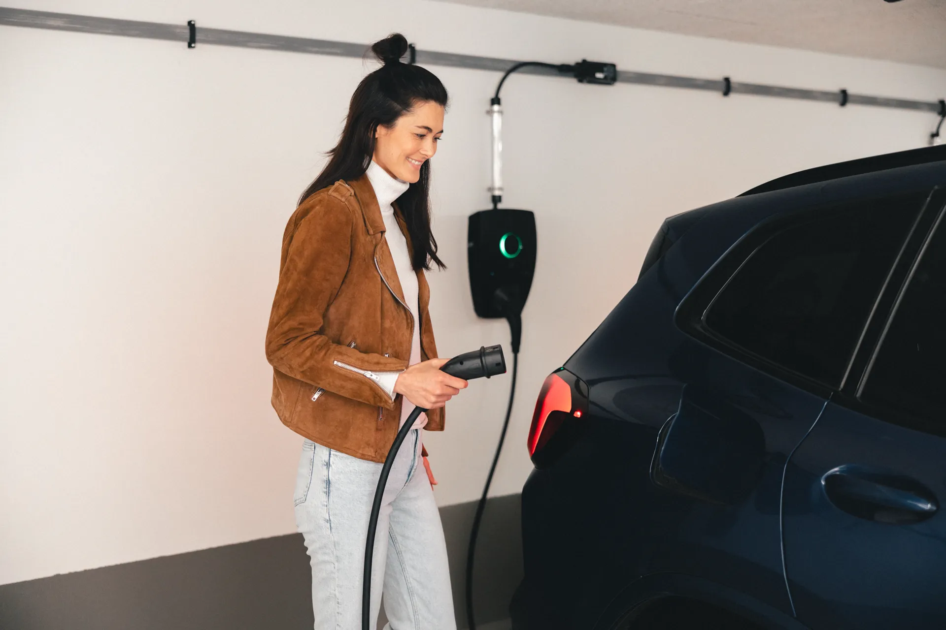 ChargeHere: Frau lädt ihr Elektroauto in der Tiefgarage an einer Wallbox
