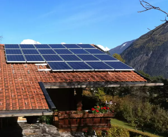 Solar-Anlage auf Dach vor Bergpanorama